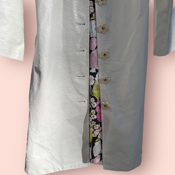 JB by Julie Brown NYC White Textured Trench with Daisy Buttons and Tie Size M - Picture 5 of 13